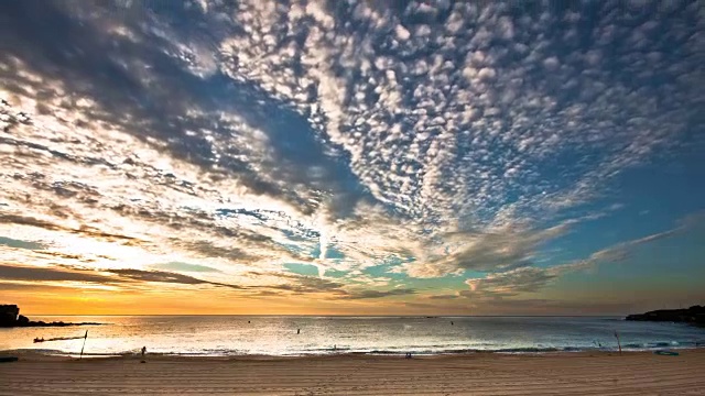日出在海滩上，云彩在天空视频下载