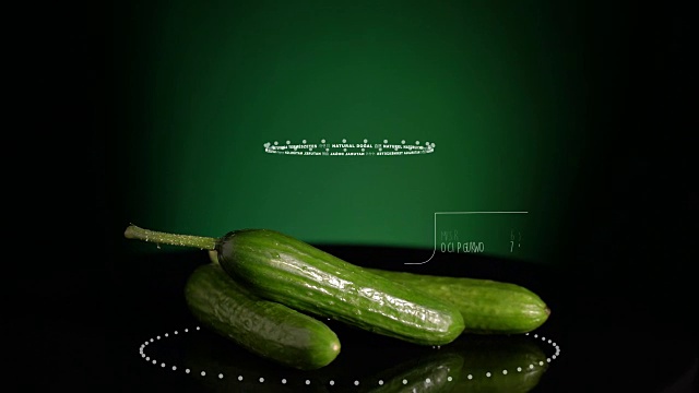 黄瓜含有维生素、微量元素和矿物质的信息图。能量，卡路里和成分视频素材