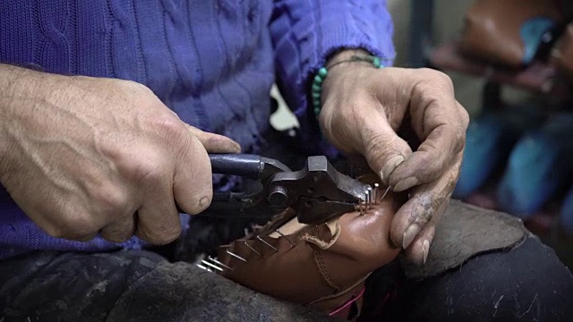 鞋匠正在他的工作室里做鞋视频下载