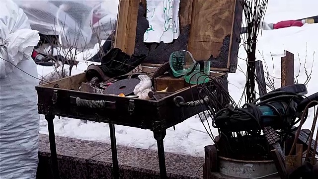 冬季街道内部的现代铁匠工具。特殊折叠收纳桌视频素材