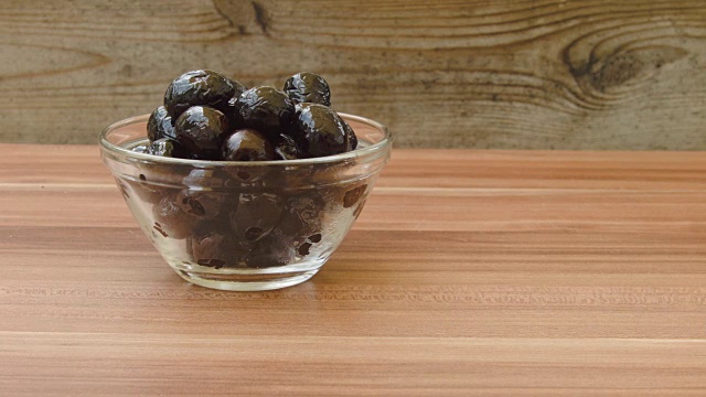 玻璃碗里的美味黑橄榄视频素材