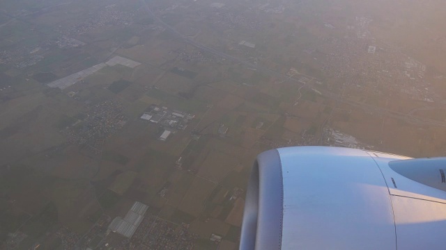从乘客的窗口看到的飞机引擎和日落时的云朵视频下载
