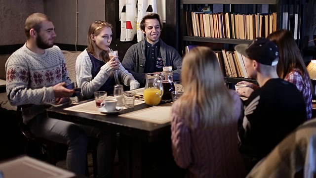 六个时髦的学生朋友在咖啡馆交流视频素材