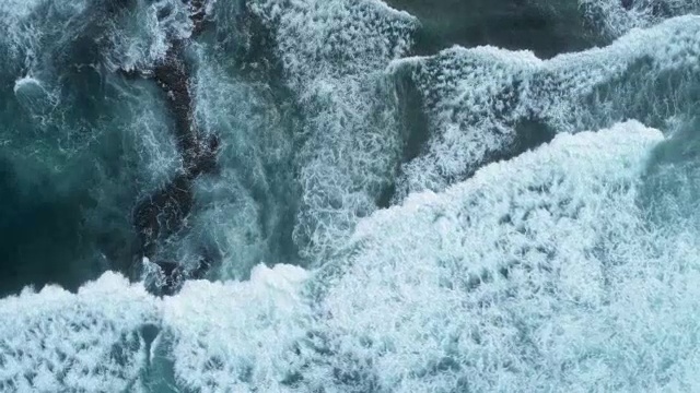 海浪打破岩石的空中慢镜头视频购买
