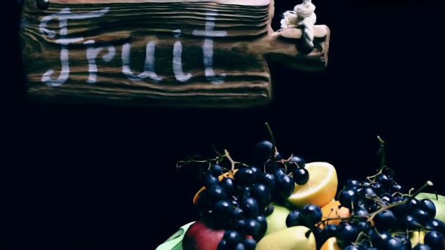 水果柜台上方的木制标志视频素材