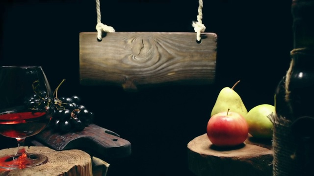 木标志上面有水果和酒视频素材