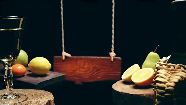 木标志上面有水果和酒视频素材