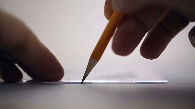 绘图员在一张纸上画一支铅笔视频下载