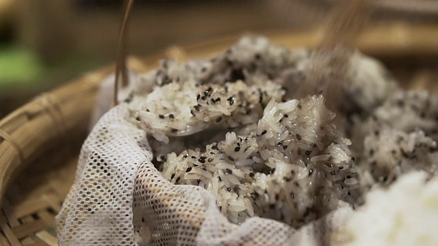 芝麻蒸糯米。亚洲当地的谷物和维生素食品视频下载