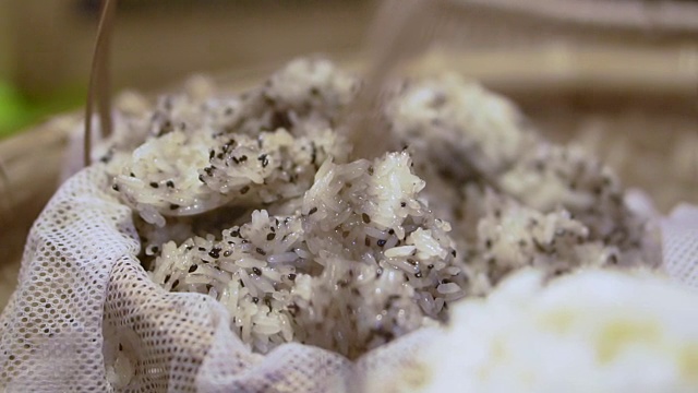 芝麻蒸糯米。亚洲当地的谷物和维生素食品视频下载