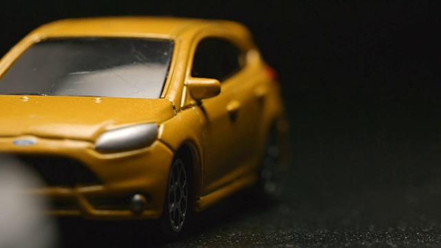事故:玩具模型汽车撞向白色玩具汽车-前视图(慢镜头)视频下载