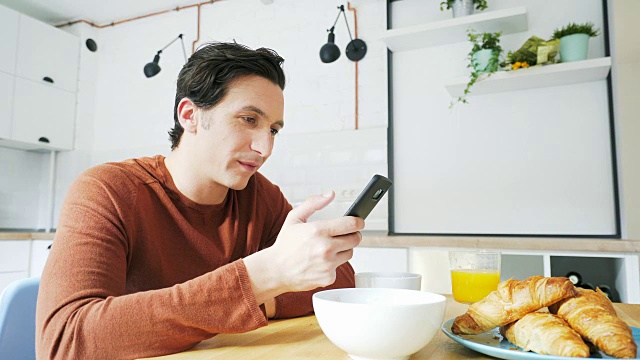 一名男子在社交媒体上拍摄自己的早餐。视频素材