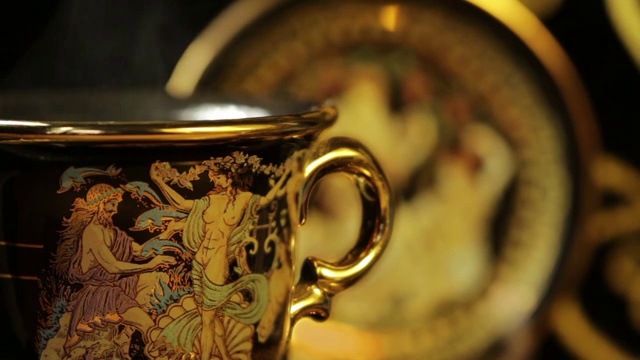 用漂亮的金杯盛着热咖啡，芳香四溢视频下载