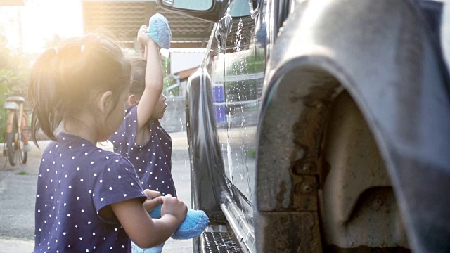 亚洲小女孩和家人一起洗车，慢镜头拍摄视频购买