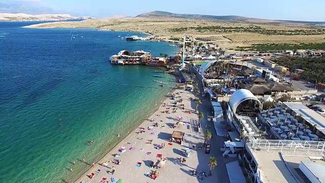 鸟瞰图著名的zrce党海滩帕格岛在早上，克罗地亚视频下载