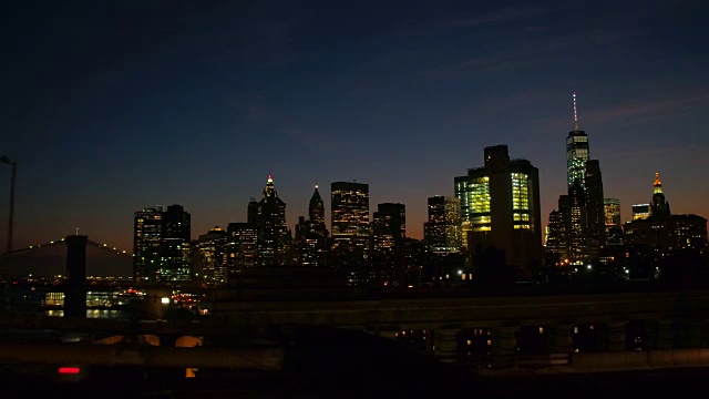 夜间穿过标志性的曼哈顿大桥前往市中心视频下载
