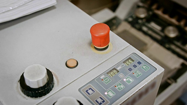 折页机用于印刷测谎仪行业-红色按钮和输送机，工业视频素材