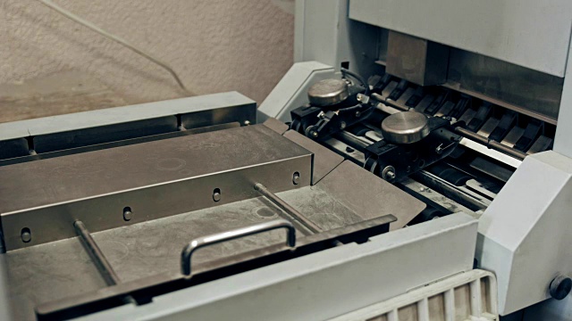 用于测谎行业的折叠式印刷机，工业输送机视频素材