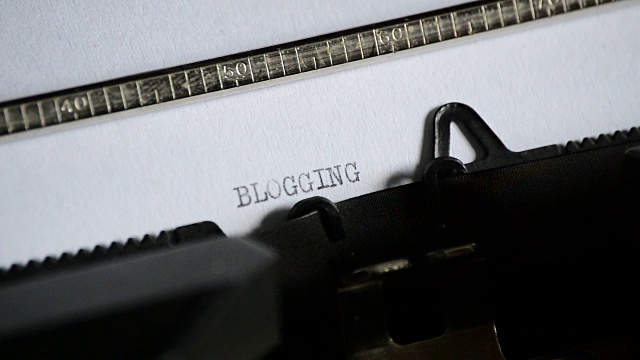 用一台旧的手动打字机打出“博客”这个词视频素材