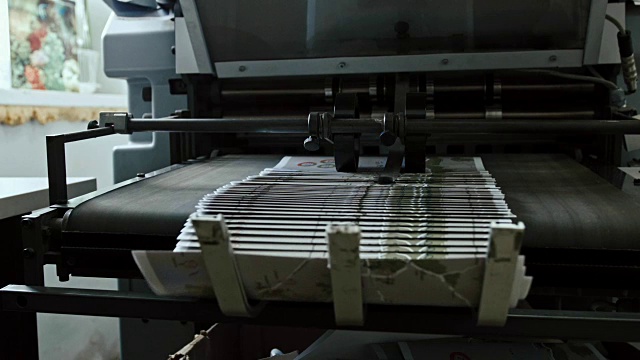测谎仪行业的印刷工艺-手册在传送带上移动，滑块视频素材