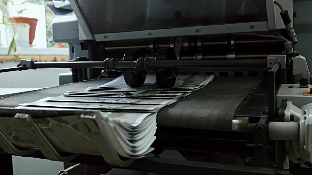 测谎仪行业的印刷过程-传送带上移动的手册视频素材