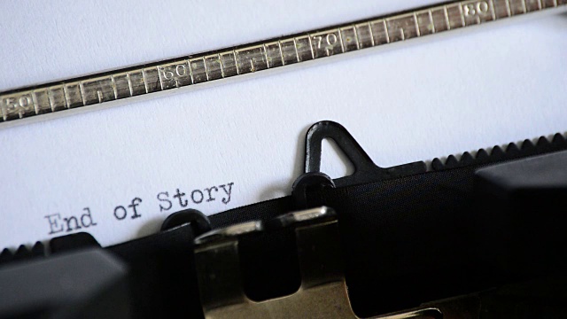 用一台旧的手动打字机打出“故事结束”这个短语视频素材