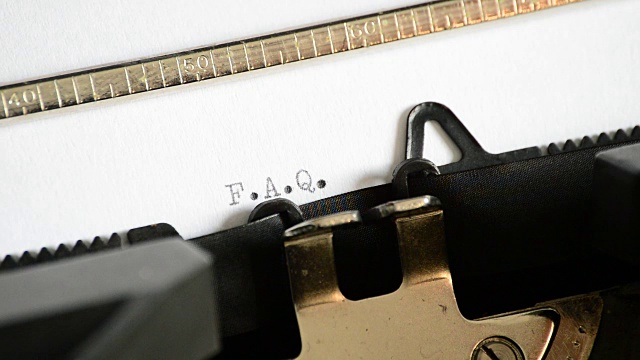 用一台旧的手动打字机打出F.A.Q.这个表达视频素材