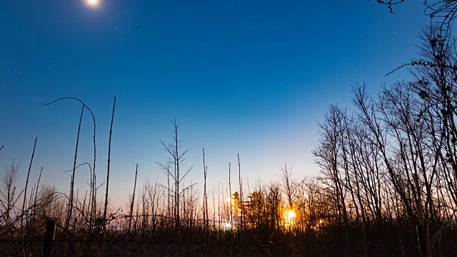 日以继夜，日落和月亮在乡村景观。视频素材