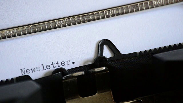 用一台旧的手动打字机打出“时事通讯”视频素材