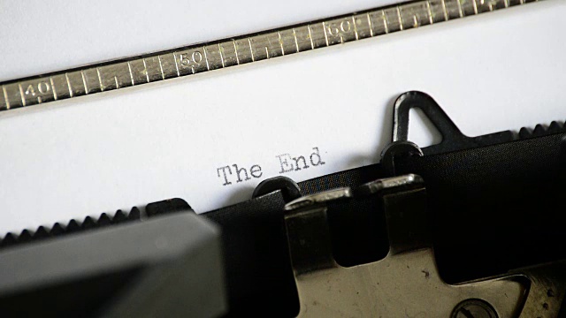 用旧的手动打字机打字结束视频素材