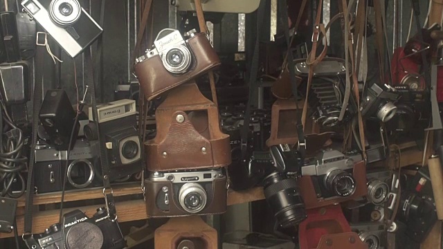 出售旧的稀有相机视频素材