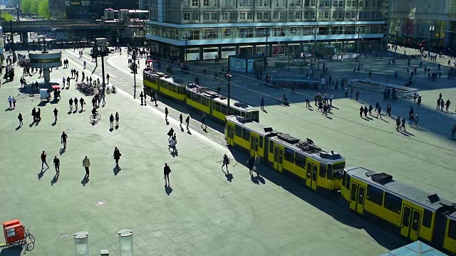 柏林亚历山大广场上的人们和有轨电车视频素材