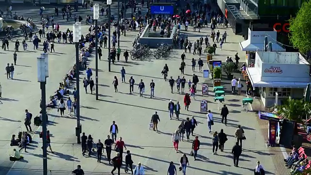柏林亚历山大广场上的人们。视频素材