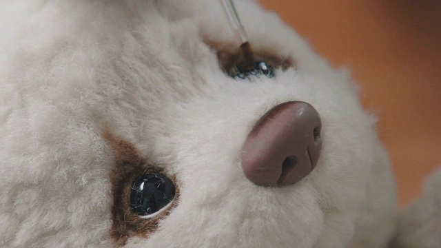 制作泰迪熊的过程:大师画一个鼻子玩具视频素材
