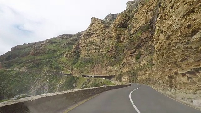 在南非开普敦查普曼峰公路上开车视频素材