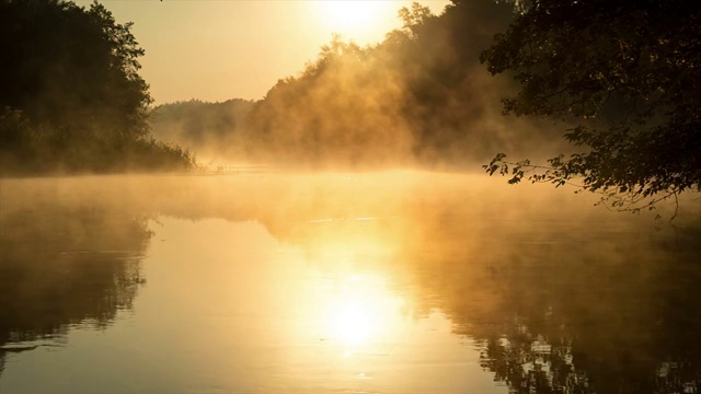 晨雾上平静的江面，深褐色的色调视频下载