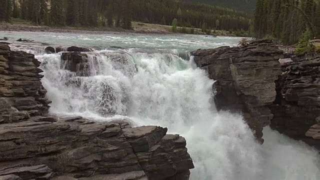 阿塔巴斯卡瀑布在贾斯珀国家公园视频素材
