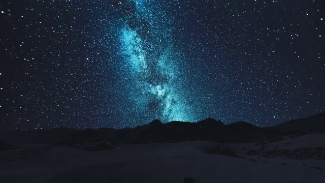 干旱沙漠上的英仙座流星雨和银河视频购买