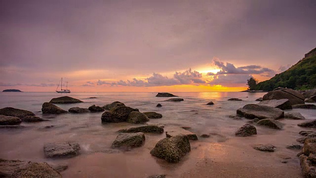 泰国奈汉海滩日落乘船游览海岸线全景4k延时普吉岛视频下载