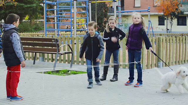 孩子们在玩跳橡皮筋的游戏视频下载