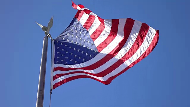 美国国旗迎风飘扬的4K视频视频素材