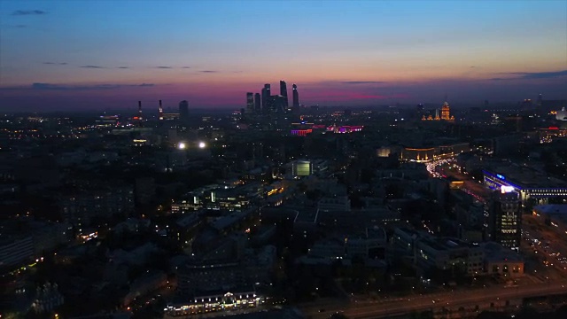俄罗斯夜间照明莫斯科城市高尔基公园河湾航拍全景4k视频下载