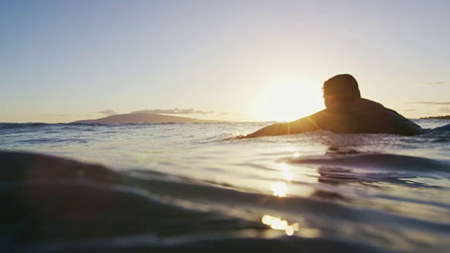 日落冲浪者剪影划桨冲浪板视频素材