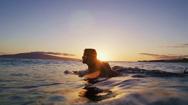 日落冲浪者剪影划桨冲浪板视频素材