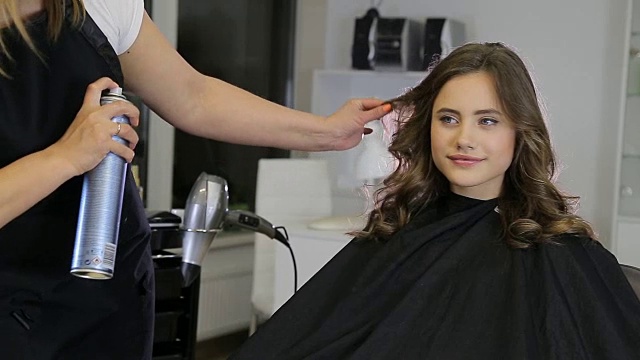 专业发型师、发型师为少女使用发胶视频下载