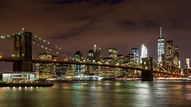 曼哈顿金融区的摩天大楼，布鲁克林大桥和东河时光流逝。纽约视频素材