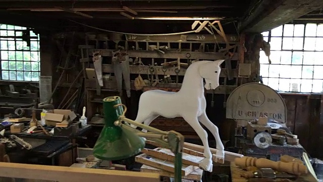 旧玩具制造商的车间制作精美的木制玩具视频下载