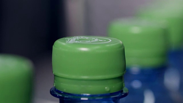 塑料瓶子上的绿色盖子靠近了。视频下载