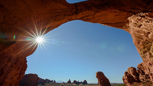 犹他州拱门国家公园的双拱门视频素材