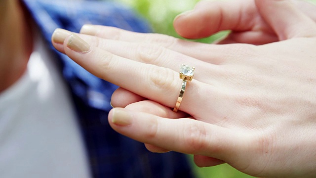 手上戴着订婚戒指的女人视频素材